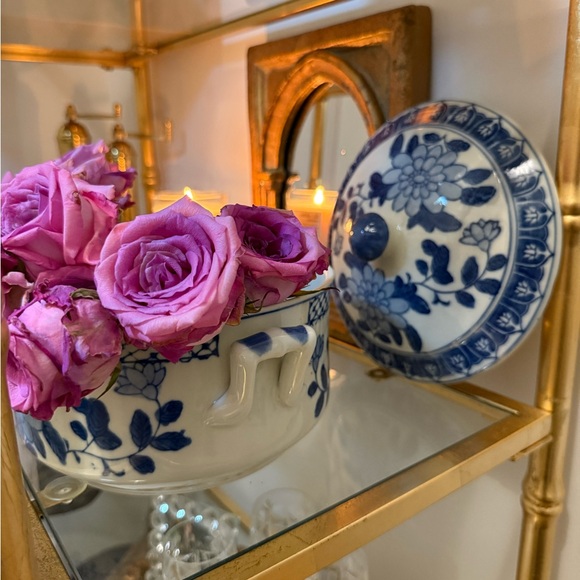 Vintage Blue and White Chinoiserie Decorative Bowl with Lid -Tureen Serving Dish - Picture 5 of 5
